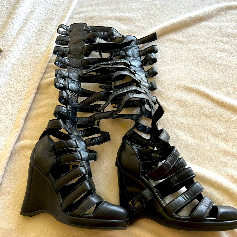 CHANEL GLADIATOR SANDALS WORN TWICE .BLACK LEATHER PERFECT  CONDITION SIZE 38✨✨✨